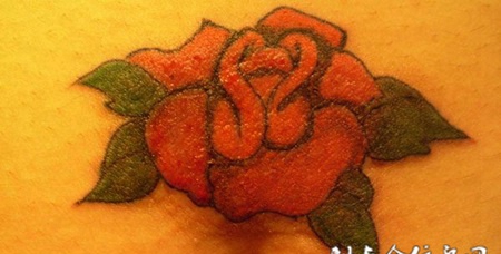 后腰上的玫瑰花纹身图案