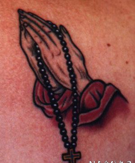 挽着十字架的手纹身