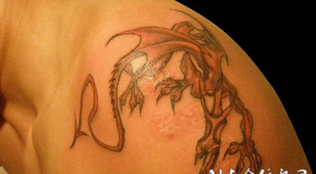 肩膀上的恶魔龙纹身