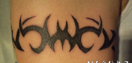 胳膊上的抽象臂环纹身