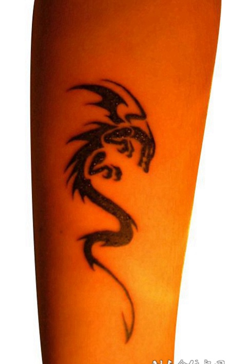 小腿上的龙图腾纹身