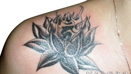 肩膀上的荷花纹身