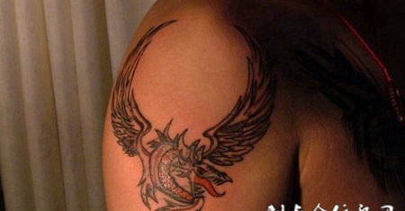 胳膊上的翼龙纹身图案