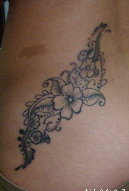 腰侧花藤纹身