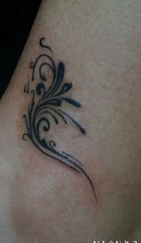 脚踝上的抽象纹身