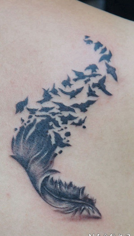 后背上破碎的羽毛纹身