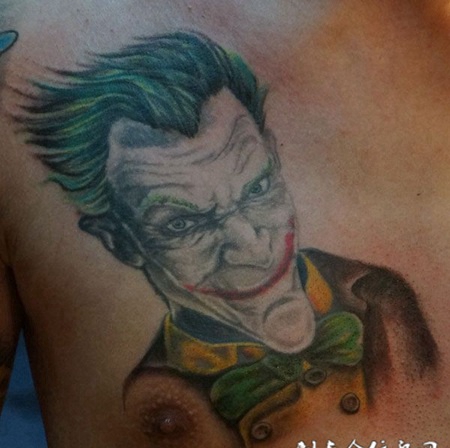 胸前的吸血鬼纹身