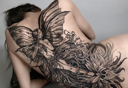 满背花朵中的精灵纹身图案