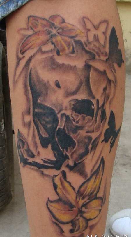 小腿上的骷髅百合花纹身