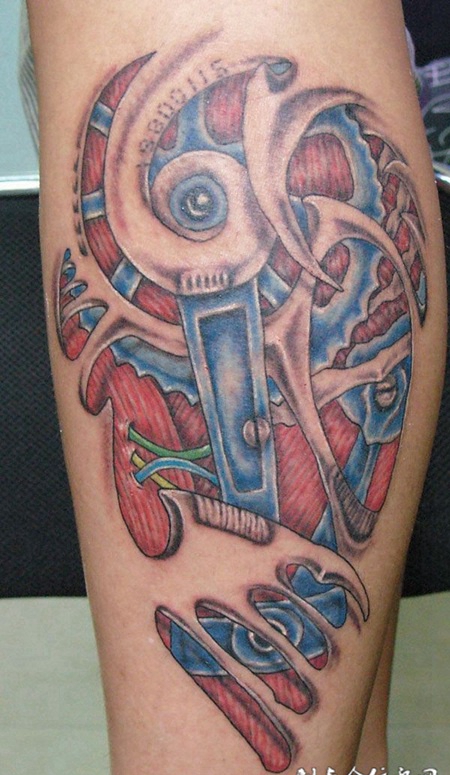 大腿上的机械纹身