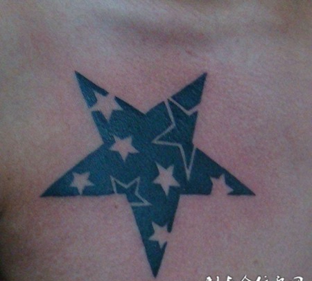 胸前的五角星纹身