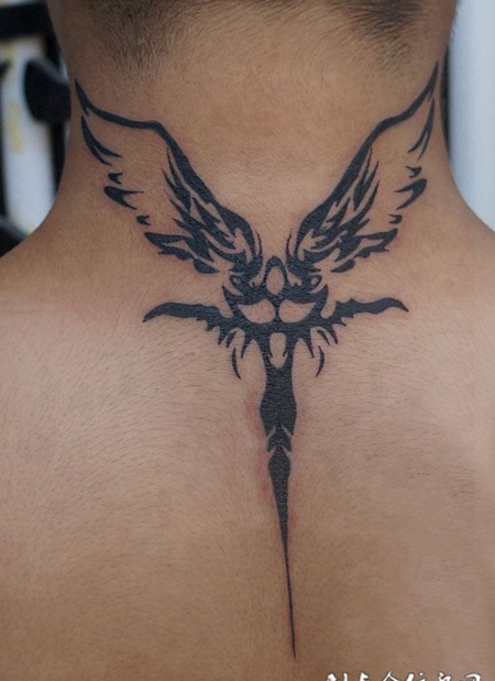 后背上的天使图腾纹身