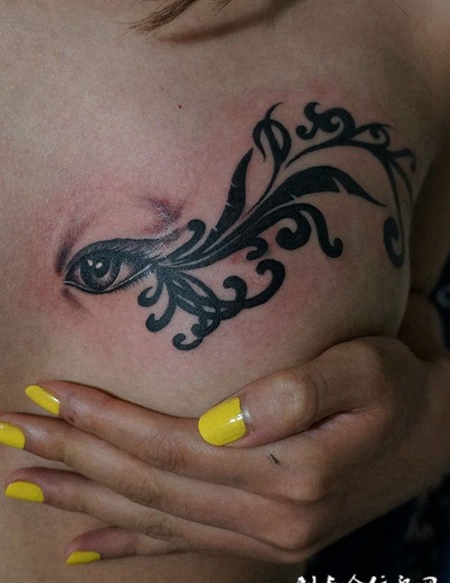 胸前眼睛纹身