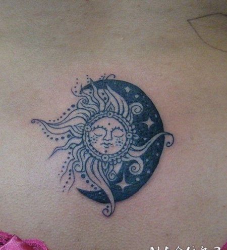 胸前的太阳月亮纹身