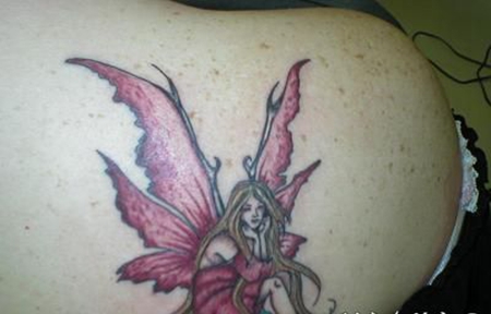 肩部粉色小精灵纹身图案