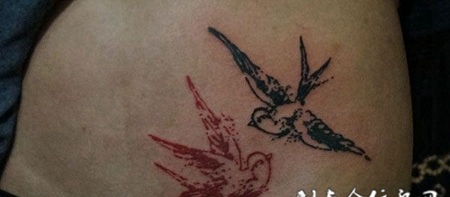 腰侧燕子纹身