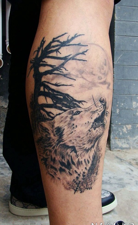 小腿上的狼啸纹身