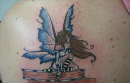 肩部蓝色小精灵纹身图案