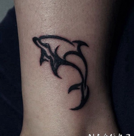 脚踝上的海豚纹身