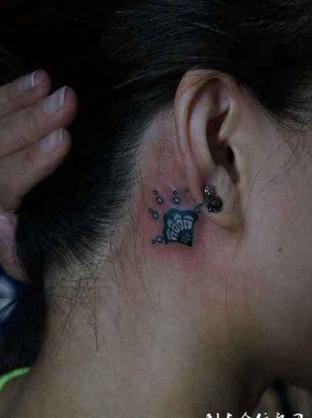 耳后的扇子纹身