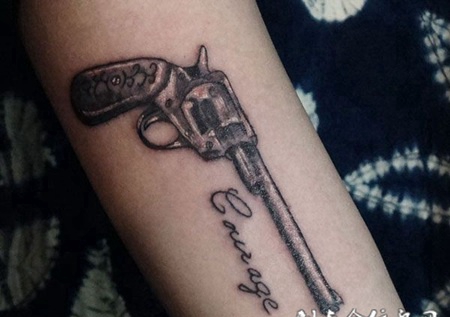 胳膊上的手枪纹身