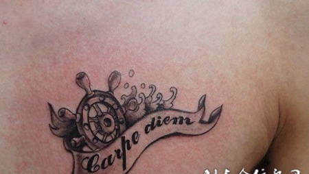 胸前的舵盘纹身