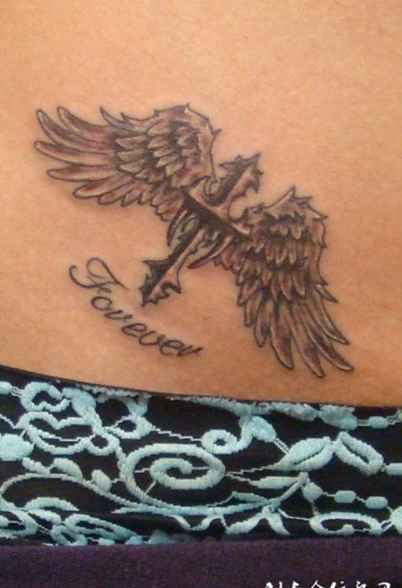 腰部十字架翅膀纹身