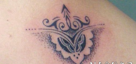 背部的抽象纹身