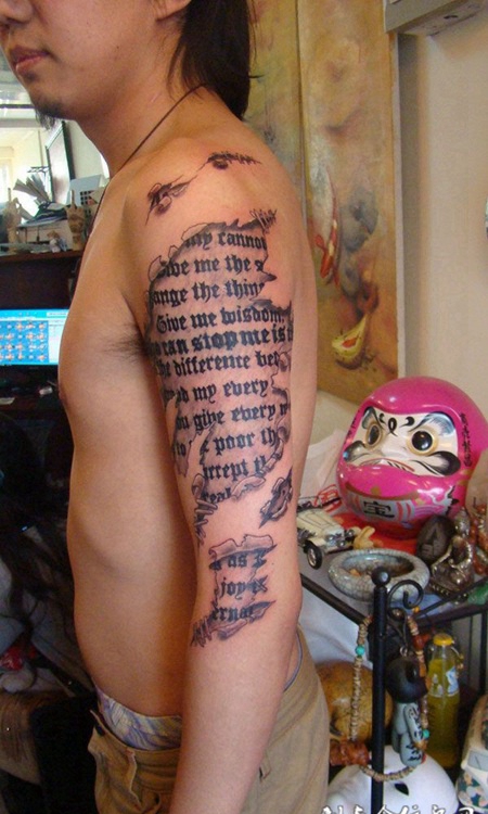 胳膊上的撕皮文字纹身