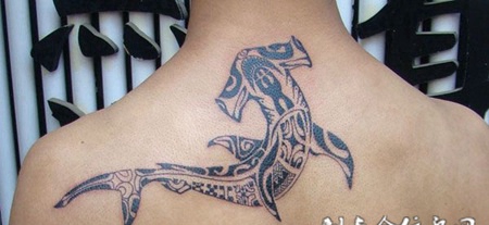 背部鲸鱼图腾纹身图片