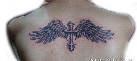 后背上的十字架翅膀纹身