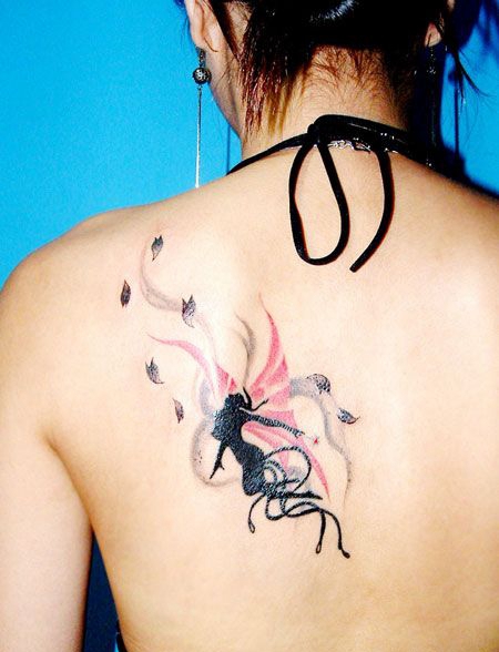 美女背部蝴蝶精灵纹身图案