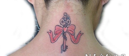 系着蝴蝶结的钥匙纹身