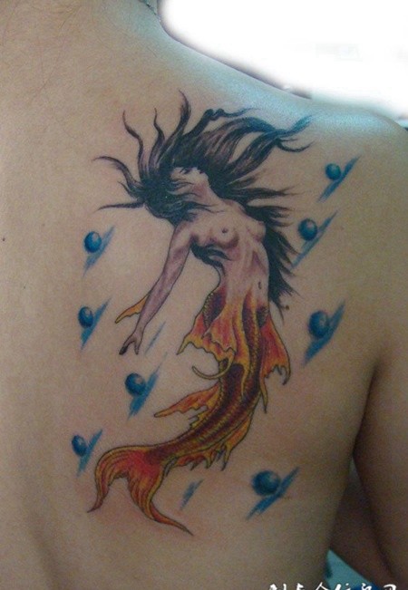 后背上的美人鱼纹身