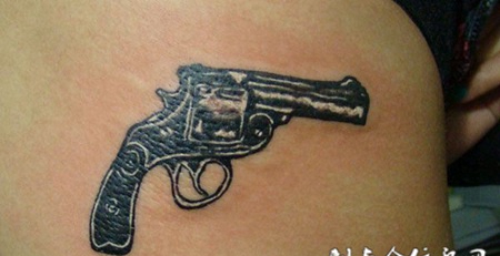 后背上的手枪纹身