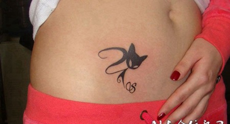 腰侧的猫咪纹身