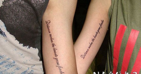 胳膊上的情侣文字纹身