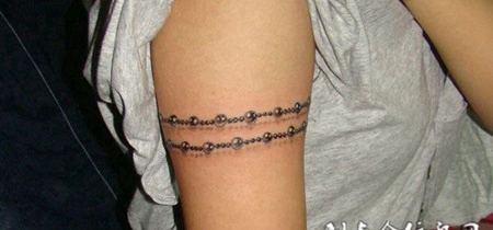 胳膊上的珠串纹身