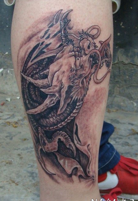 小腿上的龙纹身