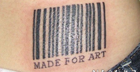 腰侧的条形码数字纹身