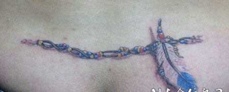 后腰上的羽毛链子纹身