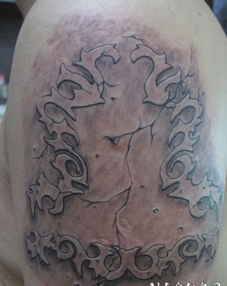 胳膊上的石刻裂纹纹身