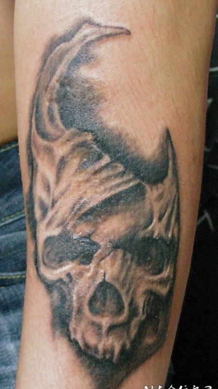 半截的骷髅纹身
