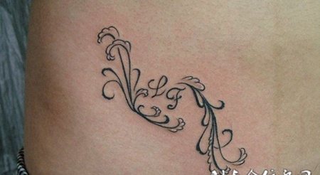 腰侧藤蔓纹身