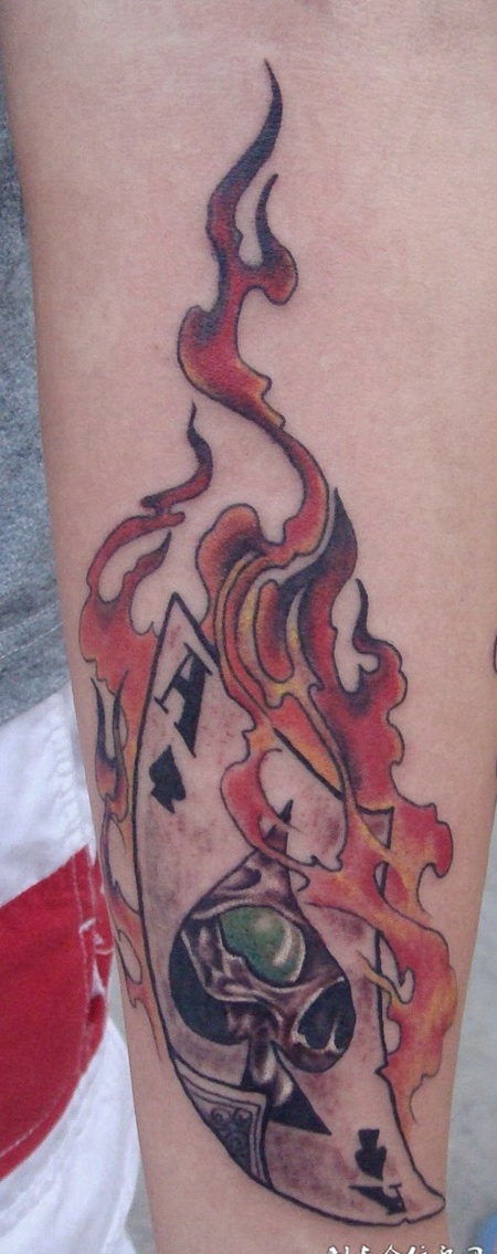 胳膊上的扑克牌纹身