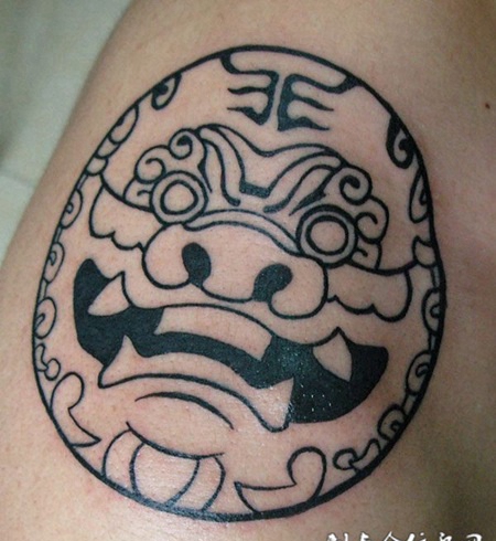 肩膀上的唐狮子纹身