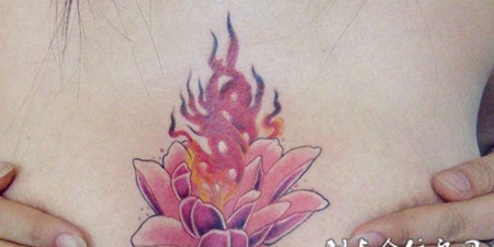 胸前的莲花纹身