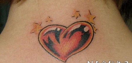 后背上的心纹身图案