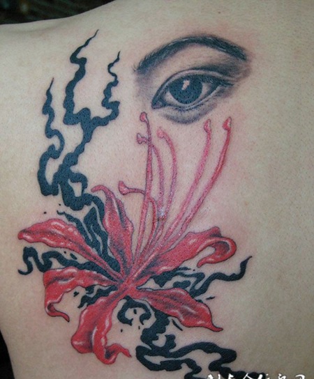 背部的彼岸花与眼睛纹身