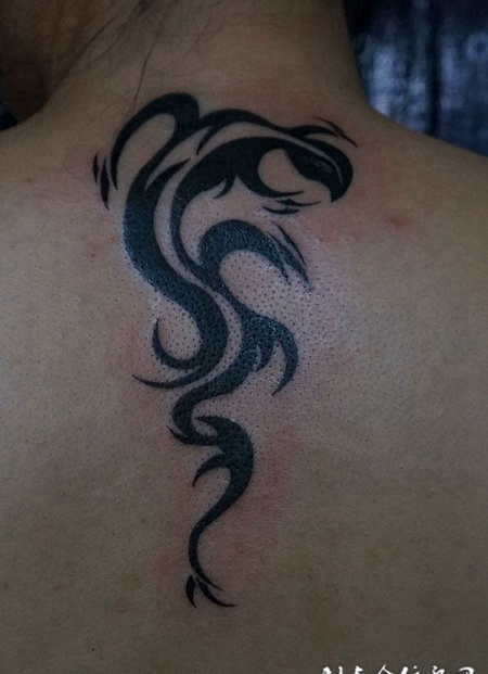 背部蜥蜴纹身